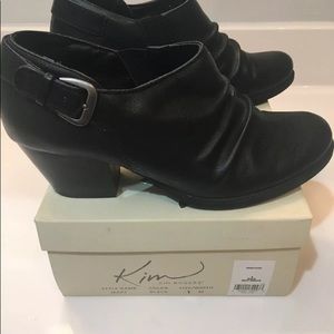 Kim Rogers black faux leather shooties 8R
